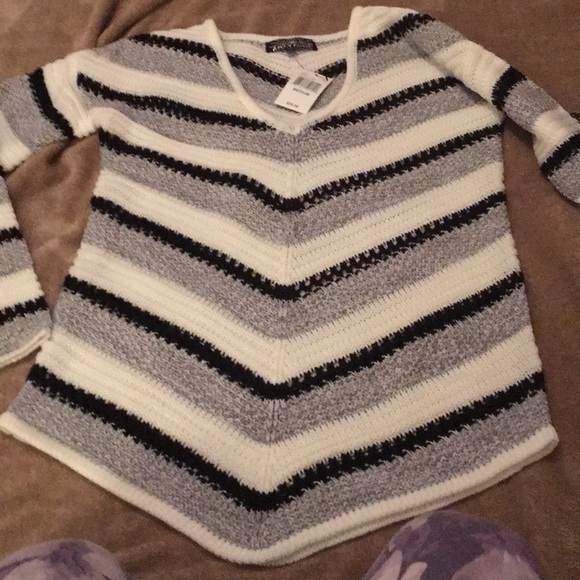 NWT! Fun V-neck chevron striped b&w sweater. - Picture 5 of 8